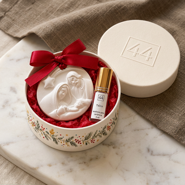 Vista de cima do Mini Coffret Presépio aberto, com peça de cerâmica perfumada, essência e tampa com logótipo 44.