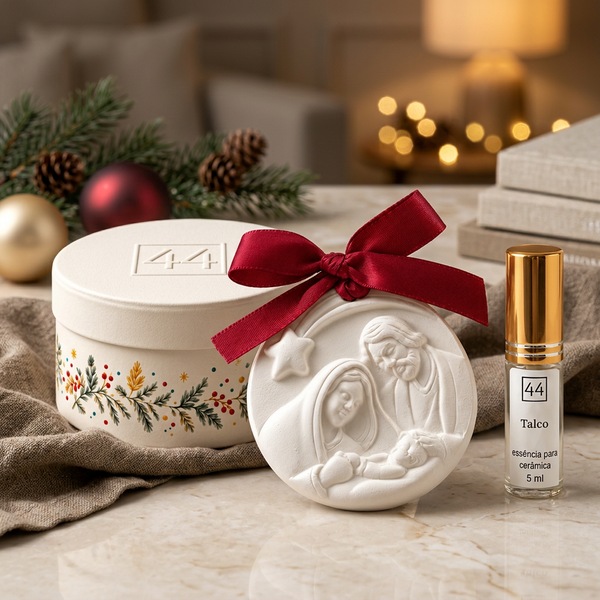 Mini Coffret Presépio da 44, com peça branca de cerâmica perfumada, laço vermelho, essência de talco e caixa redonda natalícia.