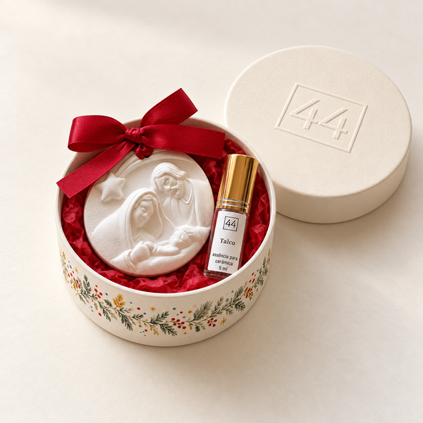 Mini Coffret Presépio em caixa redonda com motivos natalícios, peça branca de laço vermelho e essência de talco.