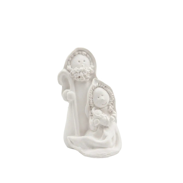 Mini presépio branco com São José de pé e Maria ajoelhada junto ao Menino Jesus, sobre fundo branco.