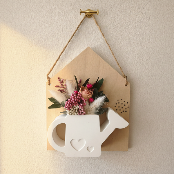 Quadro decorativo com regador em cerâmica e flores secas para parede.