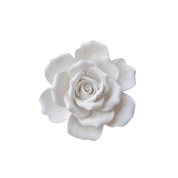 Cerâmica perfumada artesanal em formato de rosa aberta com pétalas finas para pousar ou pendurar.