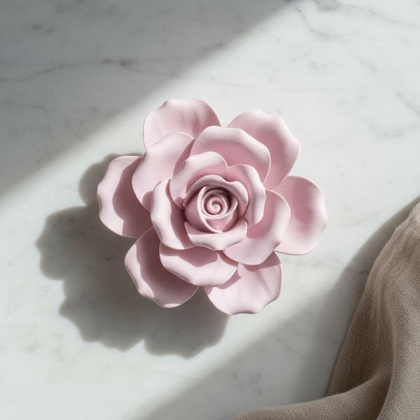 Cerâmica perfumada artesanal em formato de rosa aberta com pétalas finas para pousar ou pendurar.