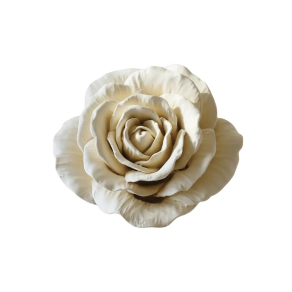Cerâmica perfumada artesanal em formato de rosa alta com pétalas abertas.
