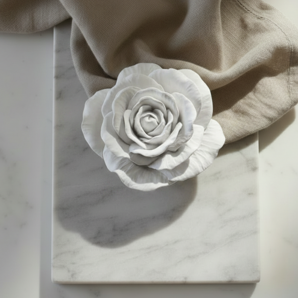 Cerâmica perfumada artesanal em formato de rosa alta com pétalas abertas.