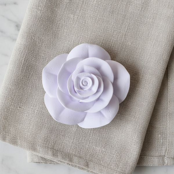 Rosa de cerâmica perfumada artesanal para decorar e perfumar interiores.