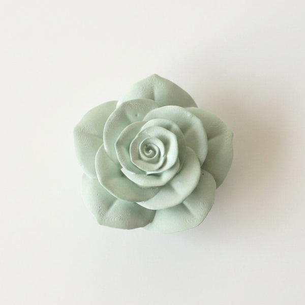 Rosa de cerâmica perfumada artesanal para decorar e perfumar interiores.