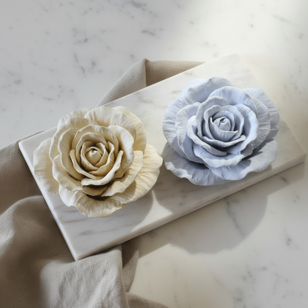 Cerâmicas perfumadas artesanais em formato de rosa alta com pétalas abertas.