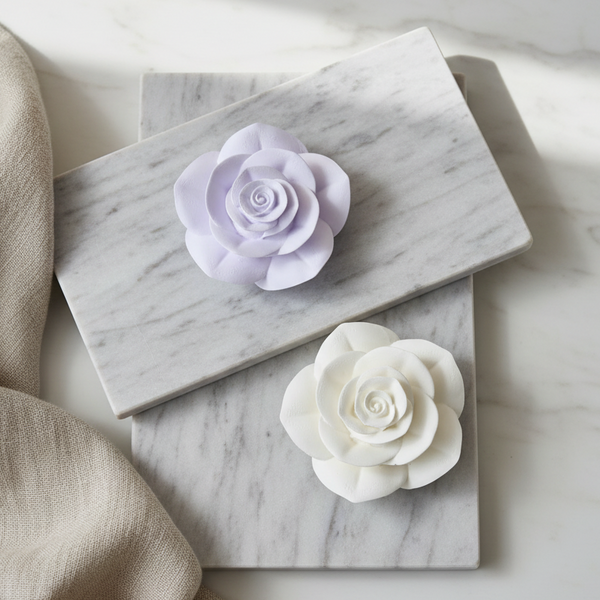 Rosas de cerâmica perfumada artesanal para decorar e perfumar interiores.