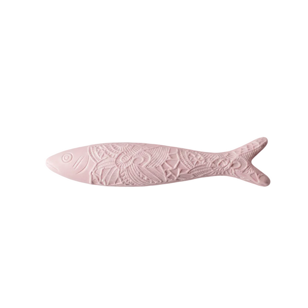 Sardinha rendada de cerâmica perfumada da 44 com íman, em tons pastel, da coleção Alma Portuguesa.