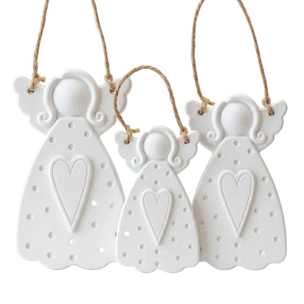 Trio de anjos de cerâmica perfumada branca, com corações em relevo e cordões para pendurar, sobre fundo branco.