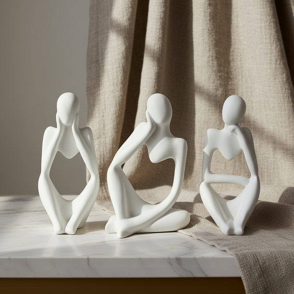 Trio de estatuetas abstratas em cerâmica artesanal da 44 para decoração de interiores em estilo contemporâneo.