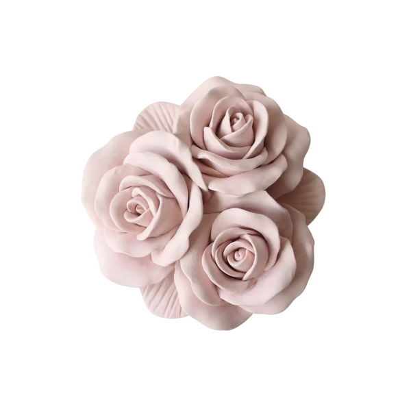 Cerâmica perfumada artesanal de grandes dimensões em formato de três rosas unidas.
