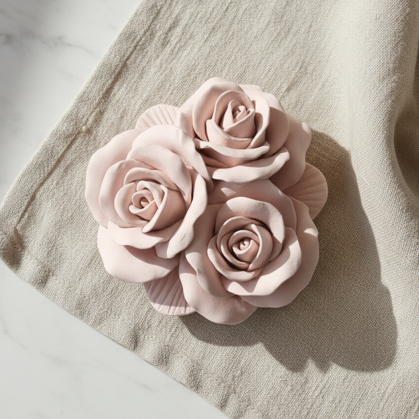 Cerâmica perfumada artesanal de grandes dimensões em formato de três rosas unidas.