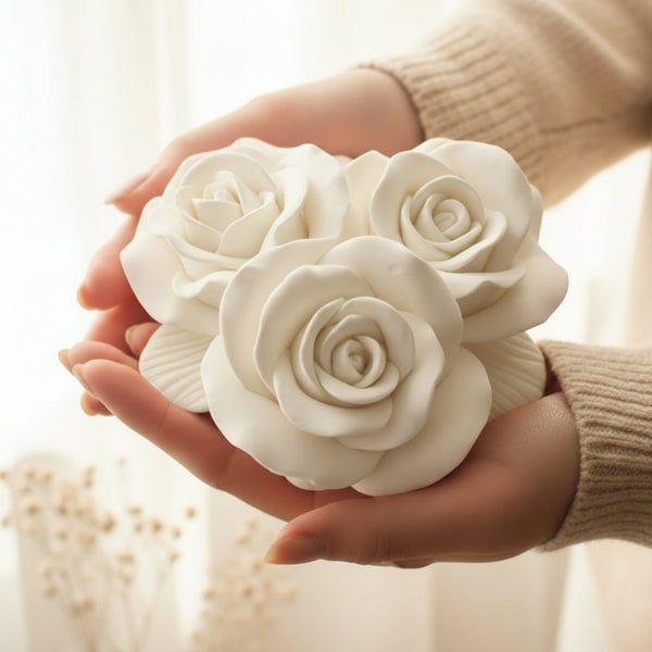 Trio de rosas gigante de cerâmica perfumada artesanal, para pousar ou pendurar, em decoração de interiores.