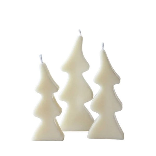 Trio de velas em forma de pinheiros estilizados, em três tamanhos, sobre fundo branco.