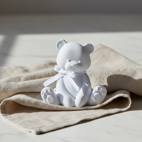 Urso Teddy de cerâmica perfumada artesanal em tons pastel, com aroma de talco.