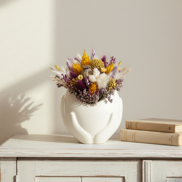 Vaso decorativo de cerâmica artesanal com coração nas mãos e flores secas estilo minimalista ideal para presente.