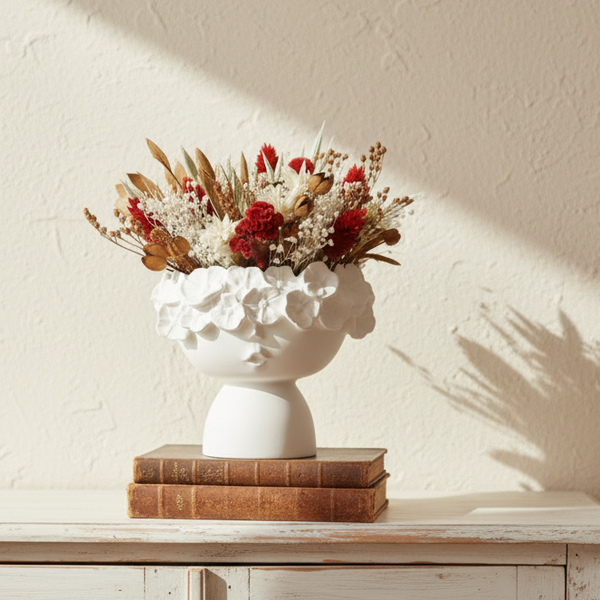 Vaso decorativo branco em formato de rosto feminino com flores secas naturais estilo moderno minimalista.