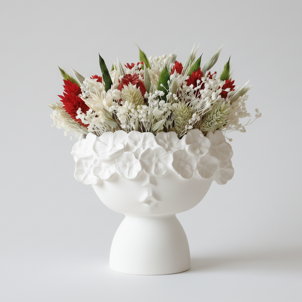 Vaso decorativo branco em formato de rosto feminino com flores secas naturais estilo moderno minimalista.