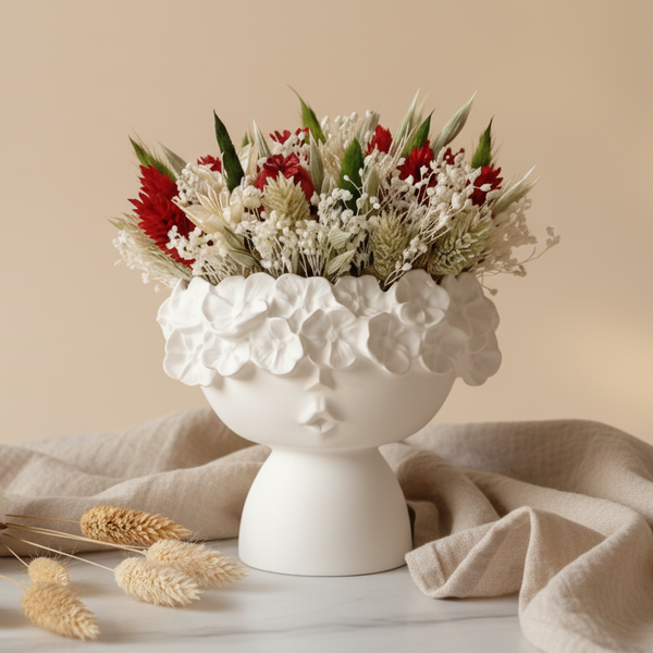 Vaso decorativo branco em formato de rosto feminino com flores secas naturais estilo moderno minimalista.