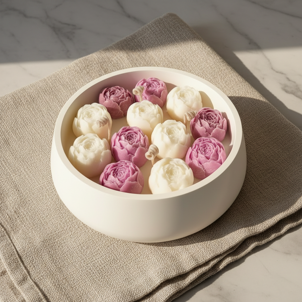 Vela aromática artesanal decorada com flores de cera vegetal em taça de cerâmica.