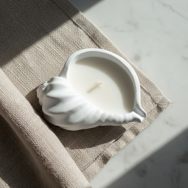 Vela aromática artesanal decorativa feita à mão em búzio de cerâmica.