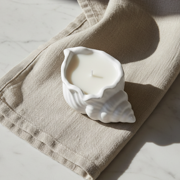 Vela aromática artesanal decorativa feita à mão em búzio de cerâmica.