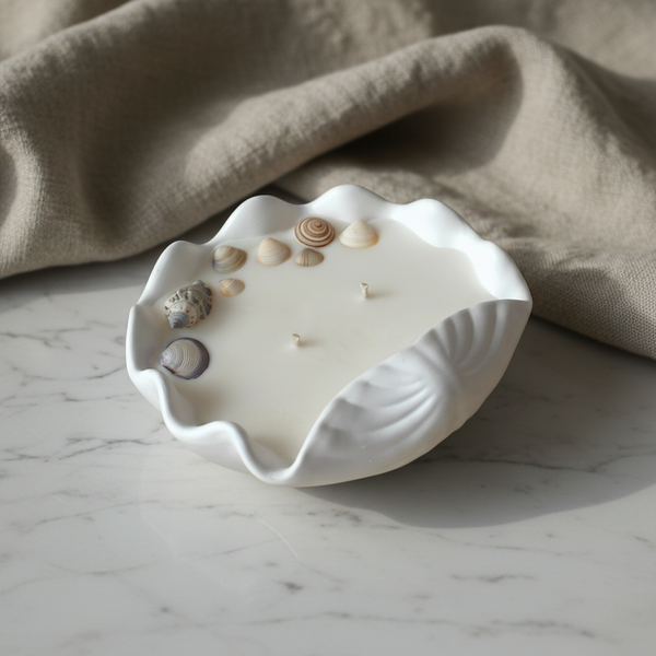 Vela aromática artesanal decorativa com motivos marítimos, feita à mão em concha de cerâmica.