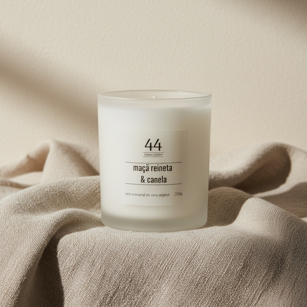 Vela aromática Premium de Maçã Reineta e Canela da 44 em copo de vidro fosco.