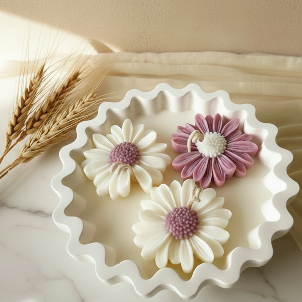 Vela aromática artesanal decorativa feita à mão decorada com flores margaridas.