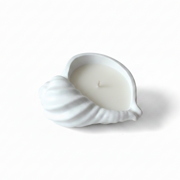 Vela aromática artesanal decorativa feita à mão em búzio de cerâmica.