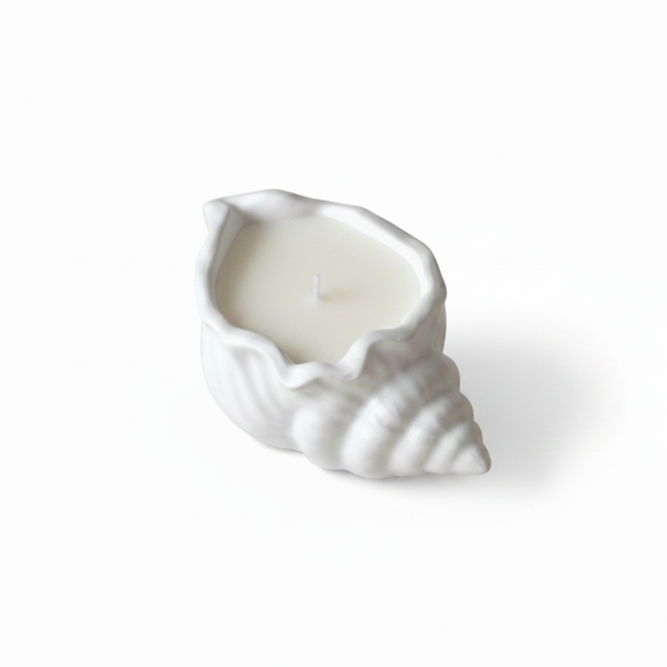 Vela aromática artesanal decorativa feita à mão em búzio de cerâmica.