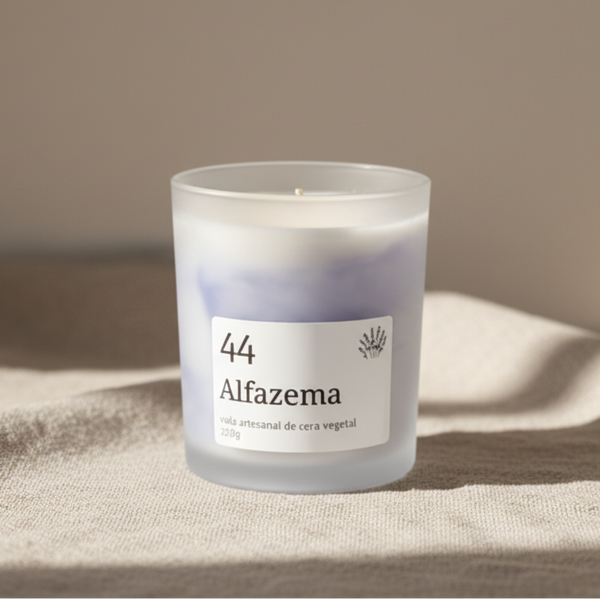 Vela aromática artesanal em copo de vidro fosco com aroma de alfazema e efeito marmoreado lilás.