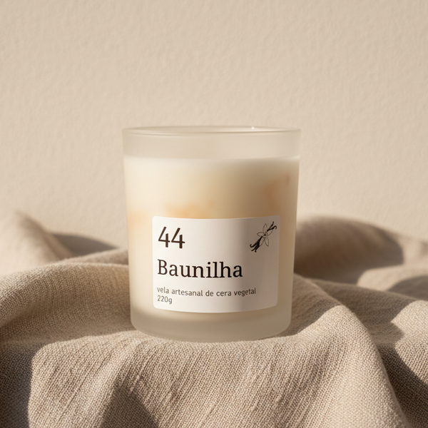 Vela aromática artesanal em copo de vidro fosco com aroma de baunilha e efeito marmoreado bege.