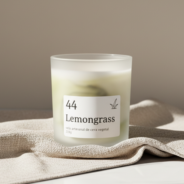 Vela aromática artesanal em copo de vidro fosco com aroma de lemongrass ou erva-príncipe e efeito marmoreado verde azeitona.
