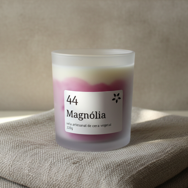 Vela aromática artesanal em copo de vidro fosco com aroma de magnólia e efeito marmoreado beringela.