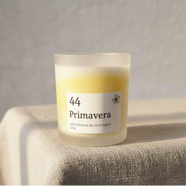 Vela aromática artesanal em copo de vidro fosco com aroma de primavera ou mimosa e efeito marmoreado amarelo.