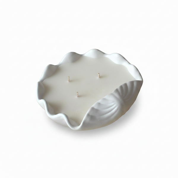 Vela aromática artesanal decorativa feita à mão em concha de cerâmica.