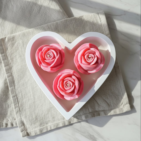 Vela artesanal com rosas realistas de cera vegetal, em taça de cerâmica com formato de coração.