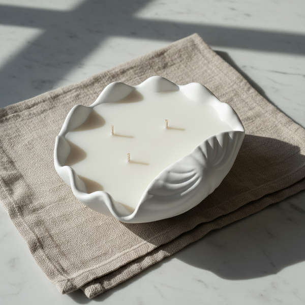 Vela aromática artesanal da Coleção Conchas de Luz em concha grande de cerâmica.