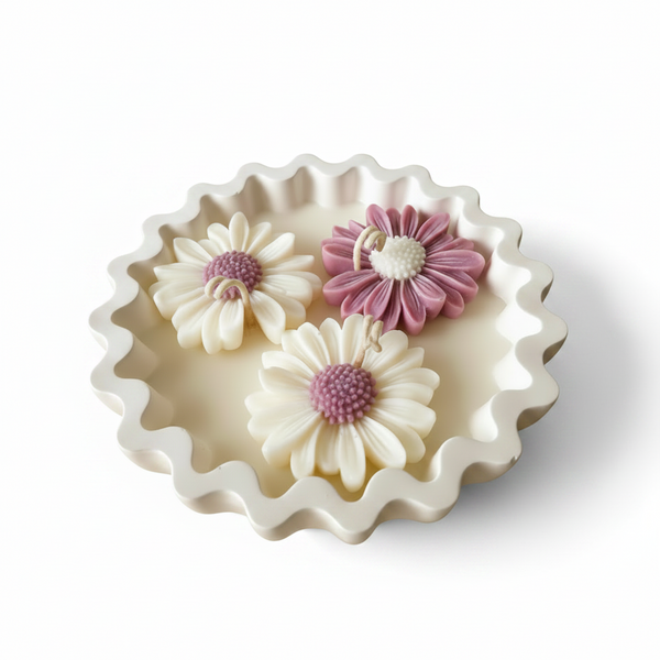 Vela aromática artesanal decorativa feita à mão decorada com flores margaridas.