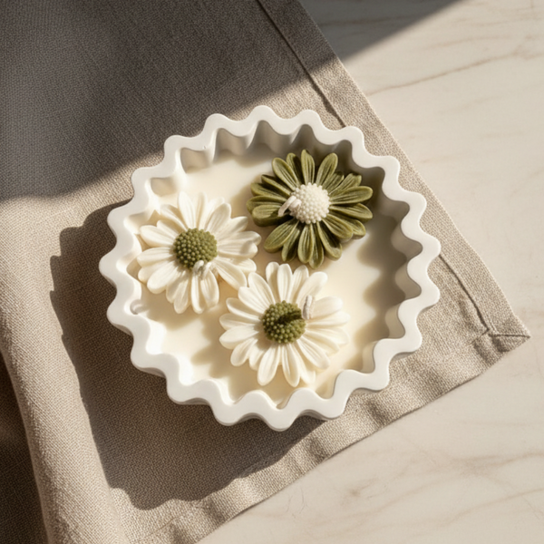 Vela aromática artesanal decorativa feita à mão decorada com flores margaridas.