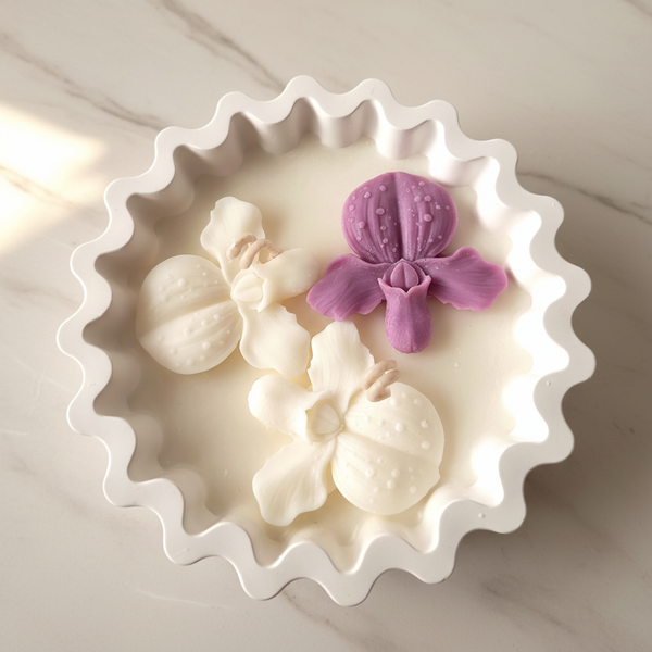 Vela artesanal mini em cerâmica branca decorada com orquídeas de cera vegetal.