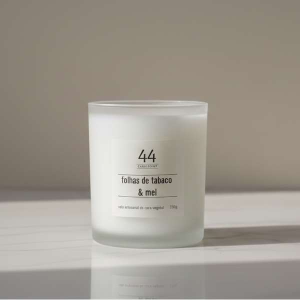 Vela aromática artesanal premium de folhas de tabaco e mel em copo de vidro fosco minimalista 250g.