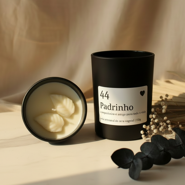 Vela aromática artesanal para padrinho em copo preto com aroma masculino e com rótulo “Padrinho”.