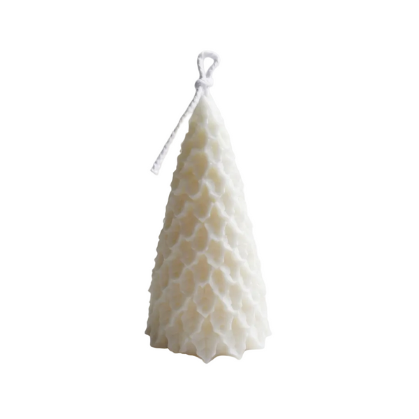 Vela decorativa em forma de pinheiro com folhas em relevo e pavio de algodão, sobre fundo branco.