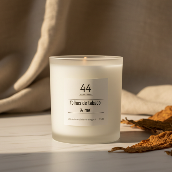 Vela aromática artesanal premium de folhas de tabaco e mel em vidro fosco minimalista 250g.