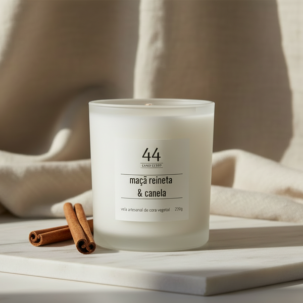Vela aromática Premium de Maçã Reineta e Canela da 44 em copo de vidro fosco.