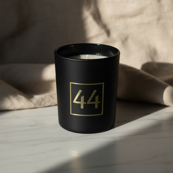 Vela aromática de cera vegetal em copo de vidro preto fosco e design minimalista para decoração e aromatização de interiores.